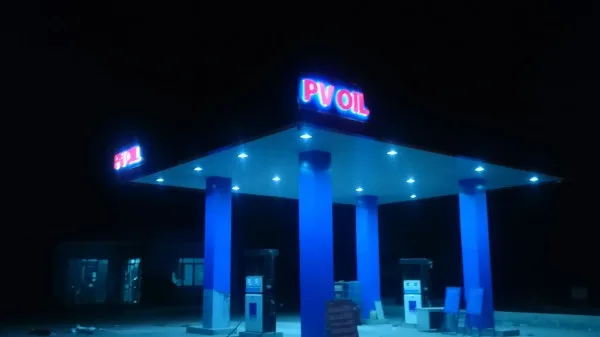 Chữ PV Oil tại Cây Xăng